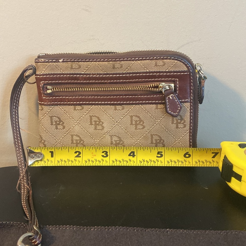 Dooney and Bourke wristlet - Picture 4 of 5
